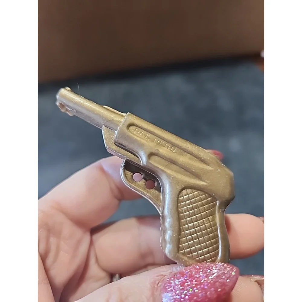 VINTAGE PISTOL SHAPE PLASTIC WHISTLE (MADE IN USA PAT PEND)